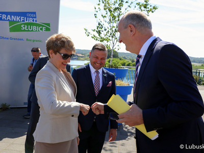 30 lat dobrego sąsiedztwa. Marszałek Elżbieta Anna Polak (na zdjęciu) oraz premier Dietmar Woidke (z prawej) spotkali się w środę (16 czerwca) na moście granicznym w Słubicach. Następnie wraz z przedstawicielami granicznych miast podsumowali 30 lat współpracy oraz wytyczyli plany na przyszłość. 