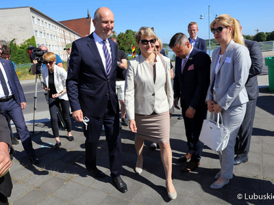 30 lat dobrego sąsiedztwa. Marszałek Elżbieta Anna Polak (na zdjęciu w środku) oraz premier Dietmar Woidke (obok) spotkali się w środę (16 czerwca) na moście granicznym w Słubicach. Następnie wraz z przedstawicielami granicznych miast podsumowali 30 lat współpracy oraz wytyczyli plany na przyszłość. 