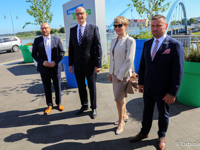 30 lat dobrego sąsiedztwa. Marszałek Elżbieta Anna Polak (na zdjęciu) oraz premier Dietmar Woidke (obok po lewej stronie) spotkali się w środę (16 czerwca) na moście granicznym w Słubicach. Następnie wraz z przedstawicielami granicznych miast podsumowali 30 lat współpracy oraz wytyczyli plany na przyszłość. 