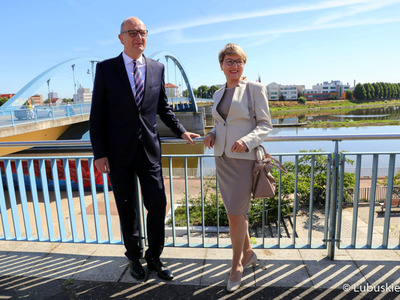 30 lat dobrego sąsiedztwa. Marszałek Elżbieta Anna Polak oraz premier Dietmar Woidke spotkali się w środę (16 czerwca) na moście granicznym w Słubicach. Następnie wraz z przedstawicielami granicznych miast podsumowali 30 lat współpracy oraz wytyczyli plany na przyszłość. 