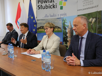 Marszałek Elżbieta Anna Polak (na zdjęciu) i członek zarządu Marcin Jabłoński (z prawej) zawieźli umowę i dobrą wiadomość do Słubic. Tamtejszy szpital dostanie 500 tys. zł. Pieniądze zostaną przeznaczone na zakup śródoperacyjnego aparatu rentgenowskiego z ramieniem C.  