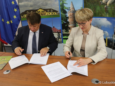 500 tys. zł dla szpitala w Słubicach. Marszałek Elżbieta Anna Polak podpisuje umowę w tej sprawie.