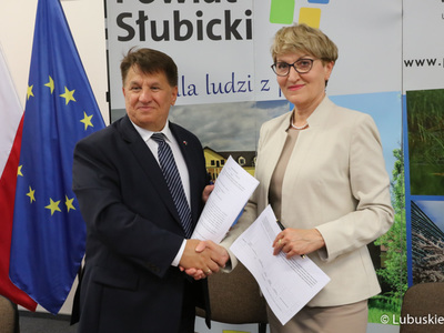 Marszałek Elżbieta Anna Polak (na zdjęciu) i członek zarządu Marcin Jabłoński zawieźli umowę i dobrą wiadomość do Słubic. Tamtejszy szpital dostanie 500 tys. zł. Pieniądze zostaną przeznaczone na zakup śródoperacyjnego aparatu rentgenowskiego z ramieniem C.  