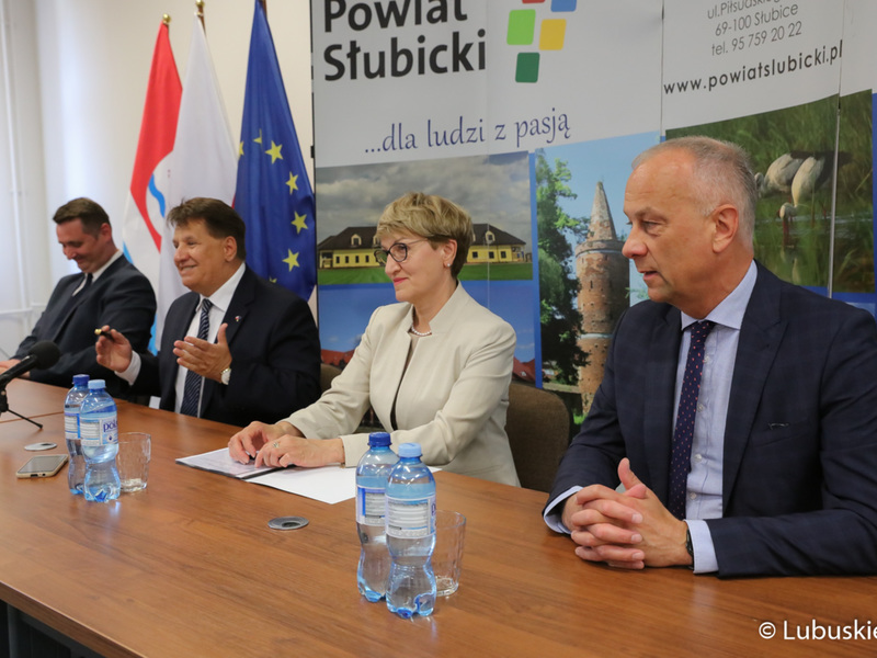 Marszałek Elżbieta Anna Polak (na zdjęciu) i członek zarządu Marcin Jabłoński (z prawej) zawieźli umowę i dobrą wiadomość do Słubic. Tamtejszy szpital dostanie 500 tys. zł. Pieniądze zostaną przeznaczone na zakup śródoperacyjnego aparatu rentgenowskiego z ramieniem C.