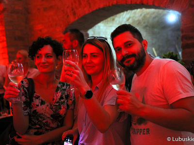 W piwnicy winiarskiej Ernesta Mühle w Parku Sowińskiego w Zielonej Górze oficjalnie otwarto Lubuski Festiwal Piwnic i Winnic. 