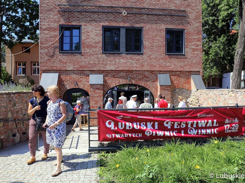 W piwnicy winiarskiej Ernesta Mühle w Parku Sowińskiego w Zielonej Górze oficjalnie otwarto Lubuski Festiwal Piwnic i Winnic.