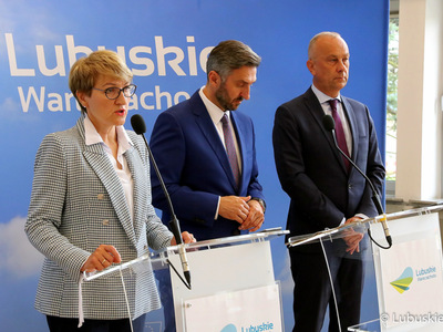 Marszałek Elżbieta Anna Polak, poseł Waldemar Sługocki (w środku) oraz członek zarządu woj. lubuskiego, Marcin Jabłoński podczas piątkowej (25 czerwca) konferencji prasowej na temat podziału przez rząd unijnych środków na lata 2021-2027 r. 