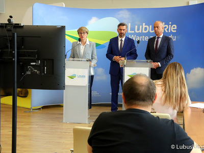 Konferencja prasowa na temat podziału przez rząd unijnych środków na lata 2021-2027 r. z udziałem marszałek Elżbiety Anny Polak, posła Waldemara Sługockiego oraz członek zarządu woj. lubuskiego, Marcina Jabłońskiego.
