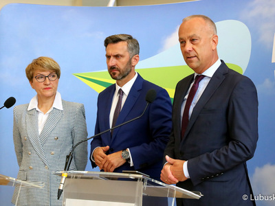 Marszałek Elżbieta Anna Polak, poseł Waldemar Sługocki (w środku) oraz członek zarządu woj. lubuskiego, Marcin Jabłoński podczas piątkowej (25 czerwca) konferencji prasowej na temat podziału przez rząd unijnych środków na lata 2021-2027 r. 