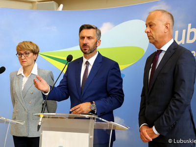 Marszałek Elżbieta Anna Polak, poseł Waldemar Sługocki (w środku) oraz członek zarządu woj. lubuskiego, Marcin Jabłoński podczas piątkowej (25 czerwca) konferencji prasowej na temat podziału przez rząd unijnych środków na lata 2021-2027 r. 