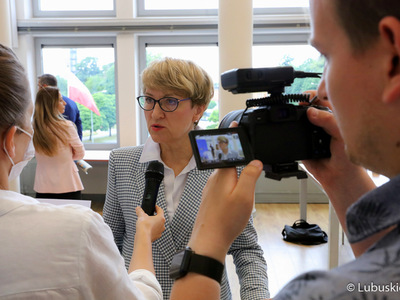 Marszałek Elżbieta Anna Polak udziela wywiadu po konferencji prasowej na temat podziału przez rząd unijnych środków na lata 2021-2027 r.