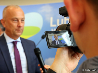 Członek zarządu woj. lubuskiego, Marcin Jabłoński udziela wywiadu po konferencji prasowej na temat podziału przez rząd unijnych środków na lata 2021-2027 r.