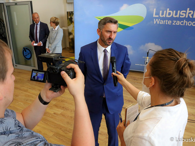 Poseł Waldemar Sługocki udziela wywiadu po konferencji prasowej na temat podziału przez rząd unijnych środków na lata 2021-2027 r.