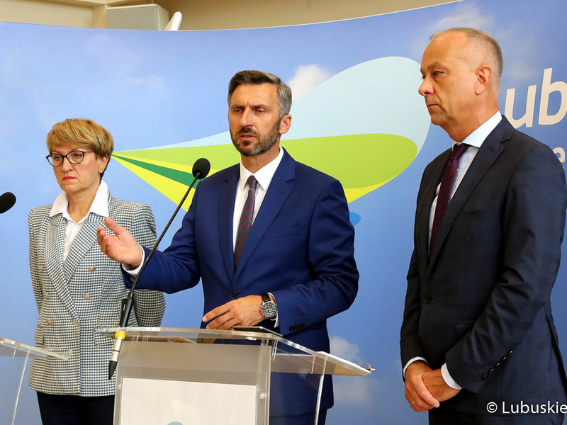 Marszałek Elżbieta Anna Polak, poseł Waldemar Sługocki (w środku) oraz członek zarządu woj. lubuskiego, Marcin Jabłoński podczas piątkowej (25 czerwca) konferencji prasowej na temat podziału przez rząd unijnych środków na lata 2021-2027 r.