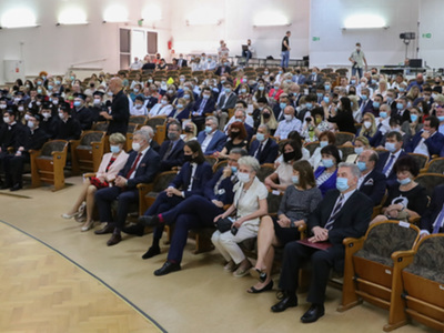 Gala absolutoryjna pierwszego rocznika kierunku lekarskiego Wydziału Lekarskiego i Nauk o Zdrowiu Collegium Medicum Uniwersytetu Zielonogórskiego. W uroczystości uczestniczyła Marszałek Województwa Lubuskiego, Elżbieta Anna Polak.