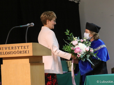 Gala absolutoryjna pierwszego rocznika kierunku lekarskiego Wydziału Lekarskiego i Nauk o Zdrowiu Collegium Medicum Uniwersytetu Zielonogórskiego. W uroczystości uczestniczyła Marszałek Województwa Lubuskiego, Elżbieta Anna Polak.