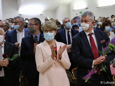 Gala absolutoryjna pierwszego rocznika kierunku lekarskiego Wydziału Lekarskiego i Nauk o Zdrowiu Collegium Medicum Uniwersytetu Zielonogórskiego. W uroczystości uczestniczyła Marszałek Województwa Lubuskiego, Elżbieta Anna Polak.