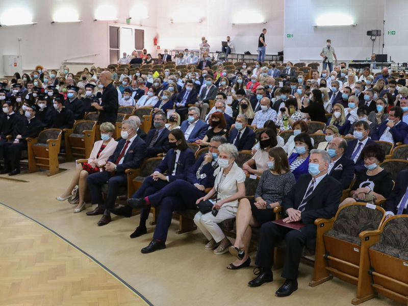 Gala absolutoryjna pierwszego rocznika kierunku lekarskiego Wydziału Lekarskiego i Nauk o Zdrowiu Collegium Medicum Uniwersytetu Zielonogórskiego. W uroczystości uczestniczyła Marszałek Województwa Lubuskiego, Elżbieta Anna Polak.
