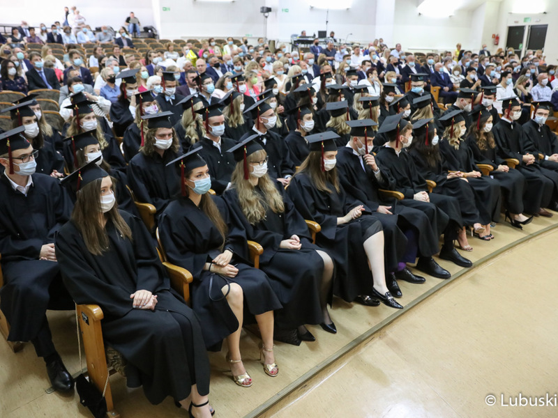 Gala absolutoryjna pierwszego rocznika kierunku lekarskiego Wydziału Lekarskiego i Nauk o Zdrowiu Collegium Medicum Uniwersytetu Zielonogórskiego. W uroczystości uczestniczyła Marszałek Województwa Lubuskiego, Elżbieta Anna Polak.