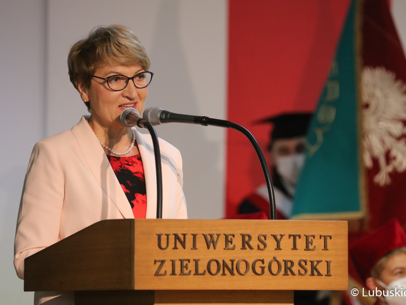 Gala absolutoryjna pierwszego rocznika kierunku lekarskiego Wydziału Lekarskiego i Nauk o Zdrowiu Collegium Medicum Uniwersytetu Zielonogórskiego. W uroczystości uczestniczyła Marszałek Województwa Lubuskiego, Elżbieta Anna Polak.