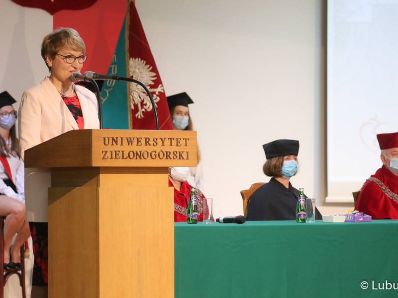Gala absolutoryjna pierwszego rocznika kierunku lekarskiego Wydziału Lekarskiego i Nauk o Zdrowiu Collegium Medicum Uniwersytetu Zielonogórskiego. W uroczystości uczestniczyła Marszałek Województwa Lubuskiego, Elżbieta Anna Polak.