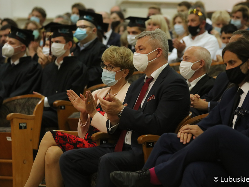 Gala absolutoryjna pierwszego rocznika kierunku lekarskiego Wydziału Lekarskiego i Nauk o Zdrowiu Collegium Medicum Uniwersytetu Zielonogórskiego. W uroczystości uczestniczyła Marszałek Województwa Lubuskiego, Elżbieta Anna Polak.