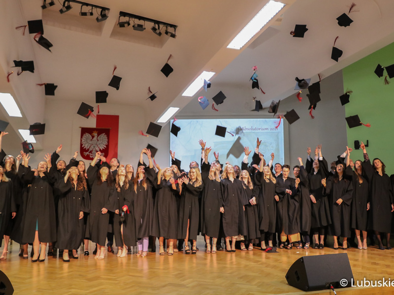 Gala absolutoryjna pierwszego rocznika kierunku lekarskiego Wydziału Lekarskiego i Nauk o Zdrowiu Collegium Medicum Uniwersytetu Zielonogórskiego. W uroczystości uczestniczyła Marszałek Województwa Lubuskiego, Elżbieta Anna Polak.