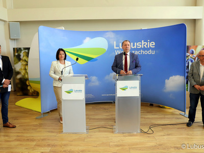 Uczestnicy obrad Wojewódzkiej Rady Dialogu Społecznego podczas konferencji prasowej 