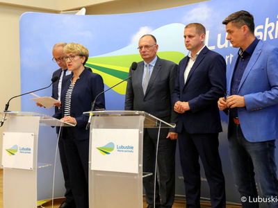 Marszałek Elżbieta Anna Polak, wicemarszałkowie Stanisław Tomczyszyn i Łukasz Porycki, członek zarządu Marcin Jabłoński oraz radny woj. lubuskiego Sebastian Ciemnoczołowski podczas konferencji prasowej dotyczącej niesprawiedliwego podziału unijnych pieniędzy na lata 2021-2027 dla woj. lubuskiego.