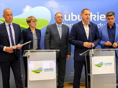 Marszałek Elżbieta Anna Polak, wicemarszałkowie Stanisław Tomczyszyn i Łukasz Porycki, członek zarządu Marcin Jabłoński oraz radny woj. lubuskiego Sebastian Ciemnoczołowski podczas konferencji prasowej dotyczącej niesprawiedliwego podziału unijnych pieniędzy na lata 2021-2027 dla woj. lubuskiego.