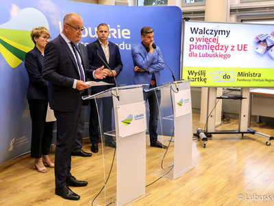 Marszałek Elżbieta Anna Polak, wicemarszałkowie Stanisław Tomczyszyn i Łukasz Porycki, członek zarządu Marcin Jabłoński oraz radny woj. lubuskiego Sebastian Ciemnoczołowski podczas konferencji prasowej dotyczącej niesprawiedliwego podziału unijnych pieniędzy na lata 2021-2027 dla woj. lubuskiego.