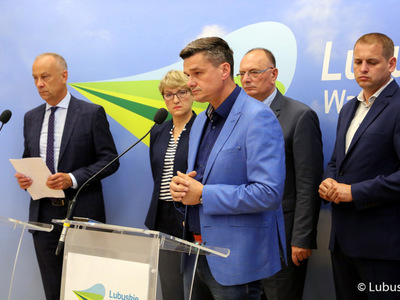 Marszałek Elżbieta Anna Polak, wicemarszałkowie Stanisław Tomczyszyn i Łukasz Porycki, członek zarządu Marcin Jabłoński oraz radny woj. lubuskiego Sebastian Ciemnoczołowski podczas konferencji prasowej dotyczącej niesprawiedliwego podziału unijnych pieniędzy na lata 2021-2027 dla woj. lubuskiego.