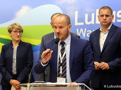 Dyr Biura Współpracy Zagranicznej i Europejskiej Współpracy Terytorialnej, Radosław Brodzik (przy mikrofonie) podczas konferencji prasowej dotyczącej niesprawiedliwego podziału unijnych pieniędzy na lata 2021-2027 dla woj. lubuskiego,