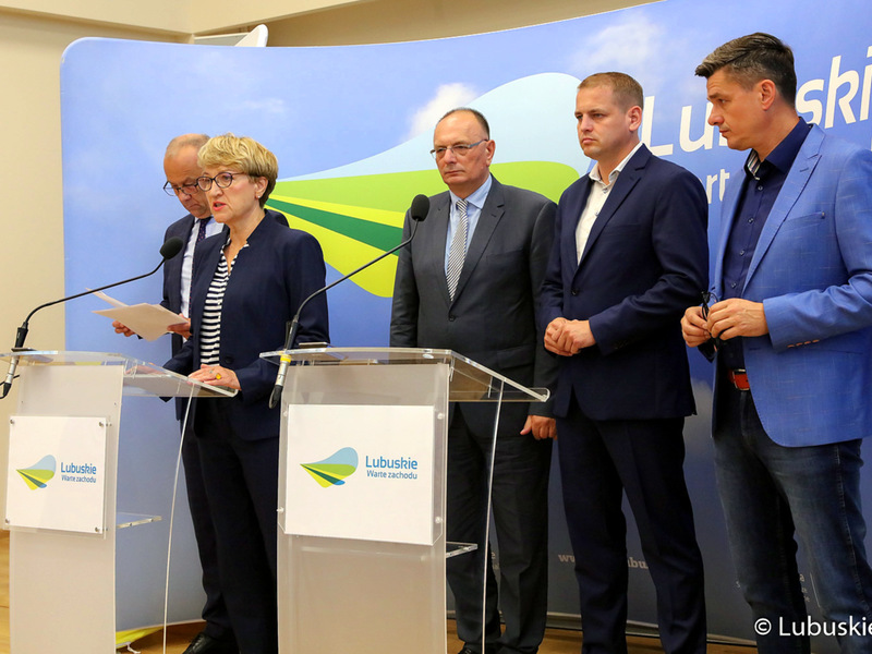Marszałek Elżbieta Anna Polak, wicemarszałkowie Stanisław Tomczyszyn i Łukasz Porycki, członek zarządu Marcin Jabłoński oraz radny woj. lubuskiego Sebastian Ciemnoczołowski podczas konferencji prasowej dotyczącej niesprawiedliwego podziału unijnych pieniędzy na lata 2021-2027 dla woj. lubuskiego.