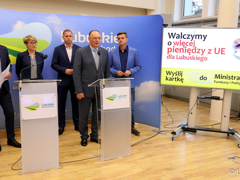 Marszałek Elżbieta Anna Polak, wicemarszałkowie Stanisław Tomczyszyn i Łukasz Porycki, członek zarządu Marcin Jabłoński oraz radny woj. lubuskiego Sebastian Ciemnoczołowski podczas konferencji prasowej dotyczącej niesprawiedliwego podziału unijnych pieniędzy na lata 2021-2027 dla woj. lubuskiego.