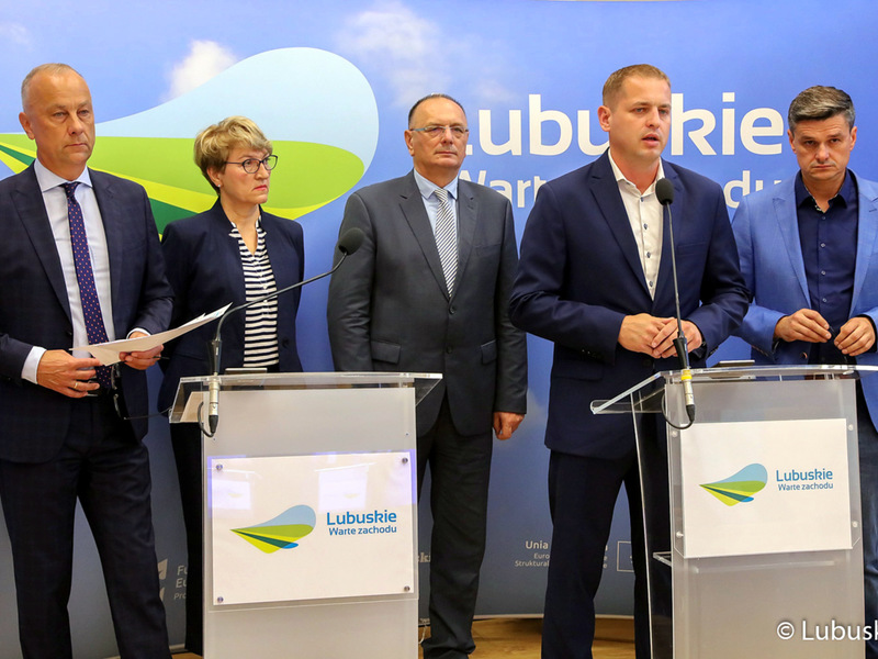 Marszałek Elżbieta Anna Polak, wicemarszałkowie Stanisław Tomczyszyn i Łukasz Porycki, członek zarządu Marcin Jabłoński oraz radny woj. lubuskiego Sebastian Ciemnoczołowski podczas konferencji prasowej dotyczącej niesprawiedliwego podziału unijnych pieniędzy na lata 2021-2027 dla woj. lubuskiego.
