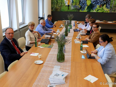 Marszałek Elżbieta Anna Polak (na zdjęciu druga z lewej), wiecemarszałek Stanisław Tomczyszczyn, członek zarządu Tadeusz Jędrzejczak, radny wojewódzki Sebastian Ciemnoczołowski oraz lubuscy parlamentarzyści: Krystyna Sibińska, Waldemar Sługocki (przy mikrofonie), Robert Dowhan, Katarzyna Osos, Bogusław Wontor i Anita Kucharska-Dziedzic, podczas spotkania w sprawie podziału przez rząd unijnych pieniędzy na lata 2021-2027.