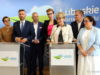 Marszałek Elżbieta Anna Polak (przy mikrofonie) oraz lubuscy parlamentarzyści (od lewej): Krystyna Sibińska, Waldemar Sługocki, Robert Dowhan, Katarzyna Osos, Bogusław Wontor i Anita Kucharska-Dziedzic, podczas konferencji prasowej w sprawie podziału przez rząd unijnych pieniędzy na lata 2021-2027.
