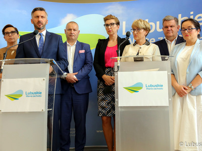 Marszałek Elżbieta Anna Polak oraz lubuscy parlamentarzyści: Krystyna Sibińska, Waldemar Sługocki (przy mikrofonie), Robert Dowhan, Katarzyna Osos, Bogusław Wontor i Anita Kucharska-Dziedzic, podczas konferencji prasowej w sprawie podziału przez rząd unijnych pieniędzy na lata 2021-2027.