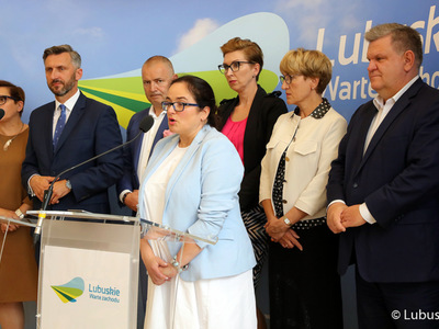 Marszałek Elżbieta Anna Polak oraz lubuscy parlamentarzyści: Krystyna Sibińska, Waldemar Sługocki, Robert Dowhan, Katarzyna Osos, Bogusław Wontor i Anita Kucharska-Dziedzic (przy mikrofonie), podczas konferencji prasowej w sprawie podziału przez rząd unijnych pieniędzy na lata 2021-2027.