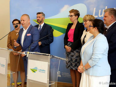 Marszałek Elżbieta Anna Polak oraz lubuscy parlamentarzyści: Krystyna Sibińska, Waldemar Sługocki, Robert Dowhan (przy mikrofonie), Katarzyna Osos, Bogusław Wontor i Anita Kucharska-Dziedzic, podczas konferencji prasowej w sprawie podziału przez rząd unijnych pieniędzy na lata 2021-2027.
