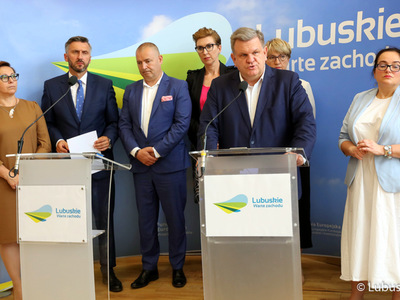 Marszałek Elżbieta Anna Polak oraz lubuscy parlamentarzyści: Krystyna Sibińska, Waldemar Sługocki, Robert Dowhan, Katarzyna Osos, Bogusław Wontor (przy mikrofonie) i Anita Kucharska-Dziedzic, podczas konferencji prasowej w sprawie podziału przez rząd unijnych pieniędzy na lata 2021-2027.