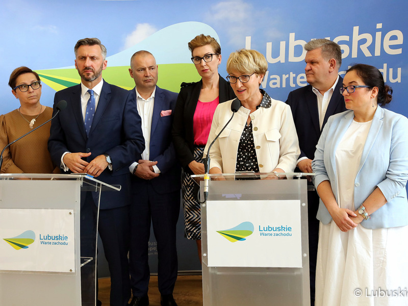 Marszałek Elżbieta Anna Polak (przy mikrofonie) oraz lubuscy parlamentarzyści (od lewej): Krystyna Sibińska, Waldemar Sługocki, Robert Dowhan, Katarzyna Osos, Bogusław Wontor i Anita Kucharska-Dziedzic, podczas konferencji prasowej w sprawie podziału przez rząd unijnych pieniędzy na lata 2021-2027.