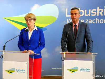 Marszałek Elżbieta Anna Polak i p.o. dyrektora Wojewódzkiego Szpitala Specjalistycznego dla Nerwowo i Psychicznie Chorych w Ciborzu, Tomasz Kowalski podczas piątkowej konferencji poświęconej zakończeniu sporu w szpitalu w Ciborzu.