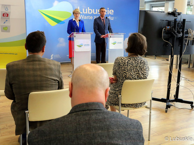 Konferencja prasowa piątkowej poświęcona zakończeniu sporu w Wojewódzkim Szpitalu Specjalistycznym dla Nerwowo i Psychicznie Chorych w Ciborzu. Na zdjęciu przy mówinicach: Marszałek Elżbieta Anna Polak oraz p.o. dyrektora Wojewódzkiego Szpitala Specjalistycznego dla Nerwowo i Psychicznie Chorych w Ciborzu, Tomasz Kowalski,