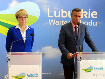 Marszałek Elżbieta Anna Polak i p.o. dyrektora Wojewódzkiego Szpitala Specjalistycznego dla Nerwowo i Psychicznie Chorych w Ciborzu, Tomasz Kowalski podczas piątkowej konferencji poświęconej zakończeniu sporu w szpitalu w Ciborzu.