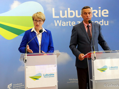 Marszałek Elżbieta Anna Polak i p.o. dyrektora Wojewódzkiego Szpitala Specjalistycznego dla Nerwowo i Psychicznie Chorych w Ciborzu, Tomasz Kowalski podczas piątkowej konferencji poświęconej zakończeniu sporu w szpitalu w Ciborzu.
