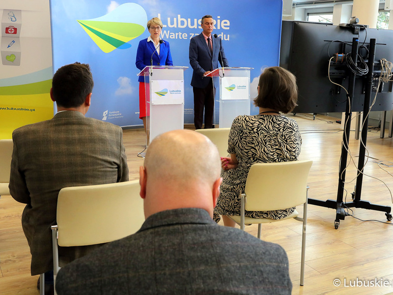 Konferencja prasowa piątkowej poświęcona zakończeniu sporu w Wojewódzkim Szpitalu Specjalistycznym dla Nerwowo i Psychicznie Chorych w Ciborzu. Na zdjęciu przy mówinicach: Marszałek Elżbieta Anna Polak oraz p.o. dyrektora Wojewódzkiego Szpitala Specjalistycznego dla Nerwowo i Psychicznie Chorych w Ciborzu, Tomasz Kowalski,
