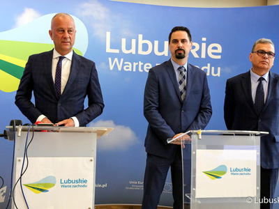 Konferencja prasowa z udziałem członka zarządu województwa Marcina Jabłońskiego, dyrektora departamentu infrastruktury i komunikacji Sławomira Kotylaka oraz zastępcy dyrektora departamentu infrastruktury i komunikacji Piotra Tykwińskiego, dotycząca projektów zgłoszonych do programu Kolej+.