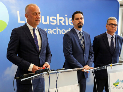 Konferencja prasowa z udziałem członka zarządu województwa Marcina Jabłońskiego, dyrektora departamentu infrastruktury i komunikacji Sławomira Kotylaka oraz zastępcy dyrektora departamentu infrastruktury i komunikacji Piotra Tykwińskiego, dotycząca projektów zgłoszonych do programu Kolej+.